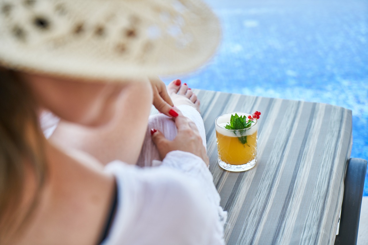 https://pixabay.com/fr/photos/femme-resort-h%C3%B4tel-vacances-eau-4373078/
